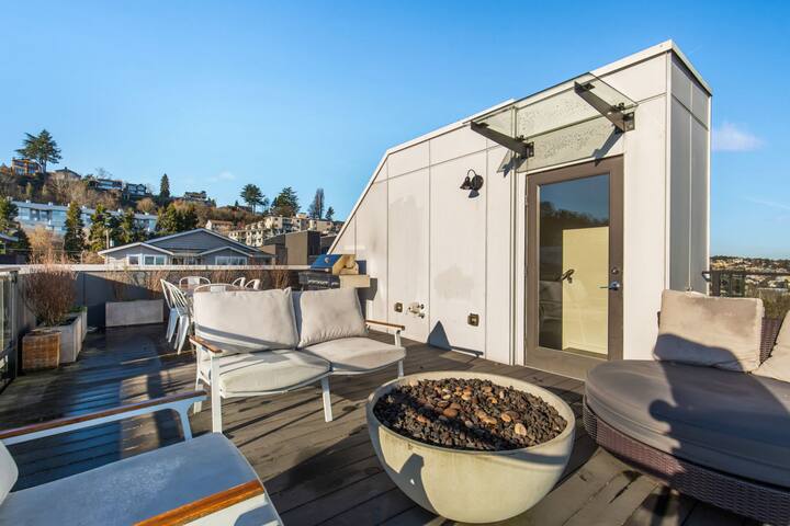 Stunning Queen Anne Hill Haven-Rooftop Lake Views! gallery image 2