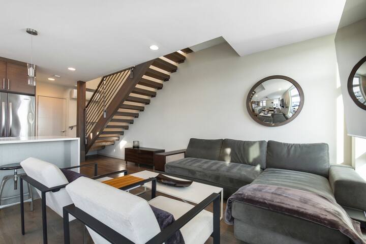 Stunning Queen Anne Hill Haven-Rooftop Lake Views! gallery image 4