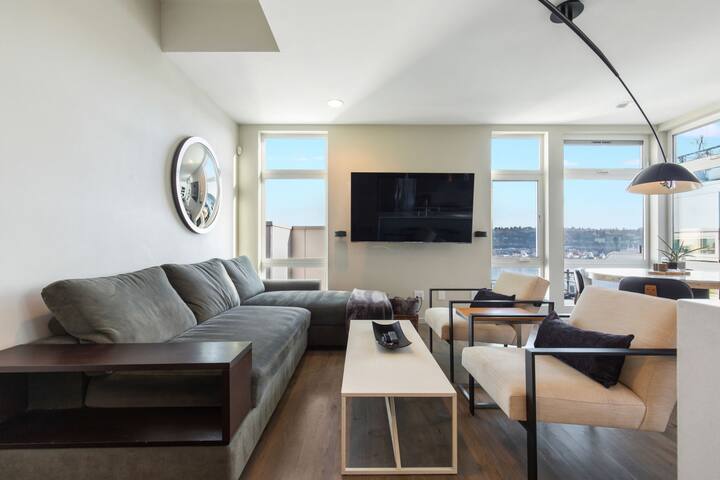 Stunning Queen Anne Hill Haven-Rooftop Lake Views! gallery image 3