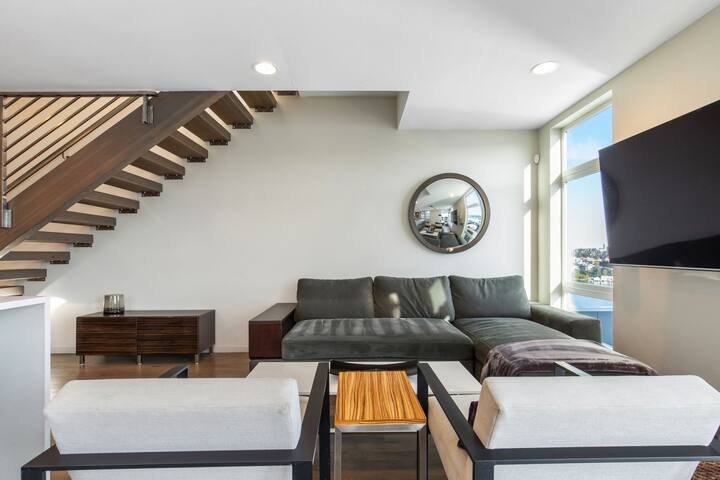 Stunning Queen Anne Hill Haven-Rooftop Lake Views! gallery image 5