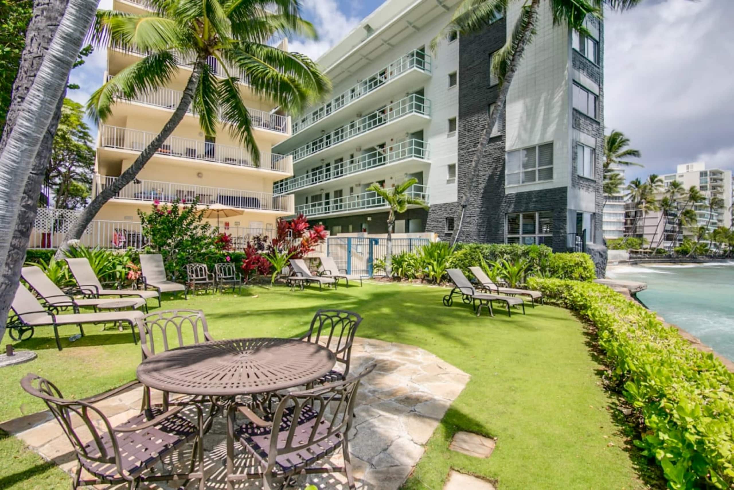 Condo in Honolulu · ★4.92 · 1 bedroom · 2 beds · 1 private bath - Image 2