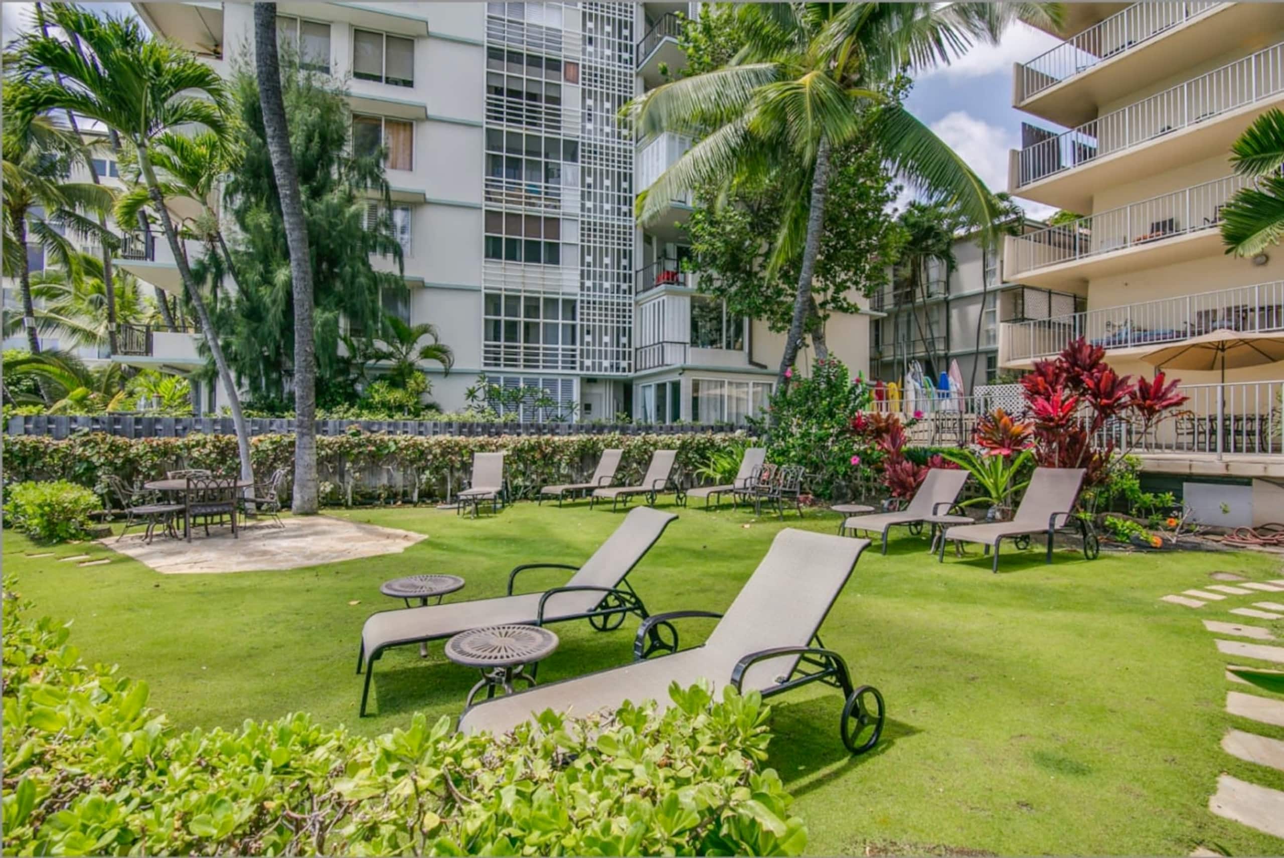 Condo in Honolulu · ★4.92 · 1 bedroom · 2 beds · 1 private bath - Image 13