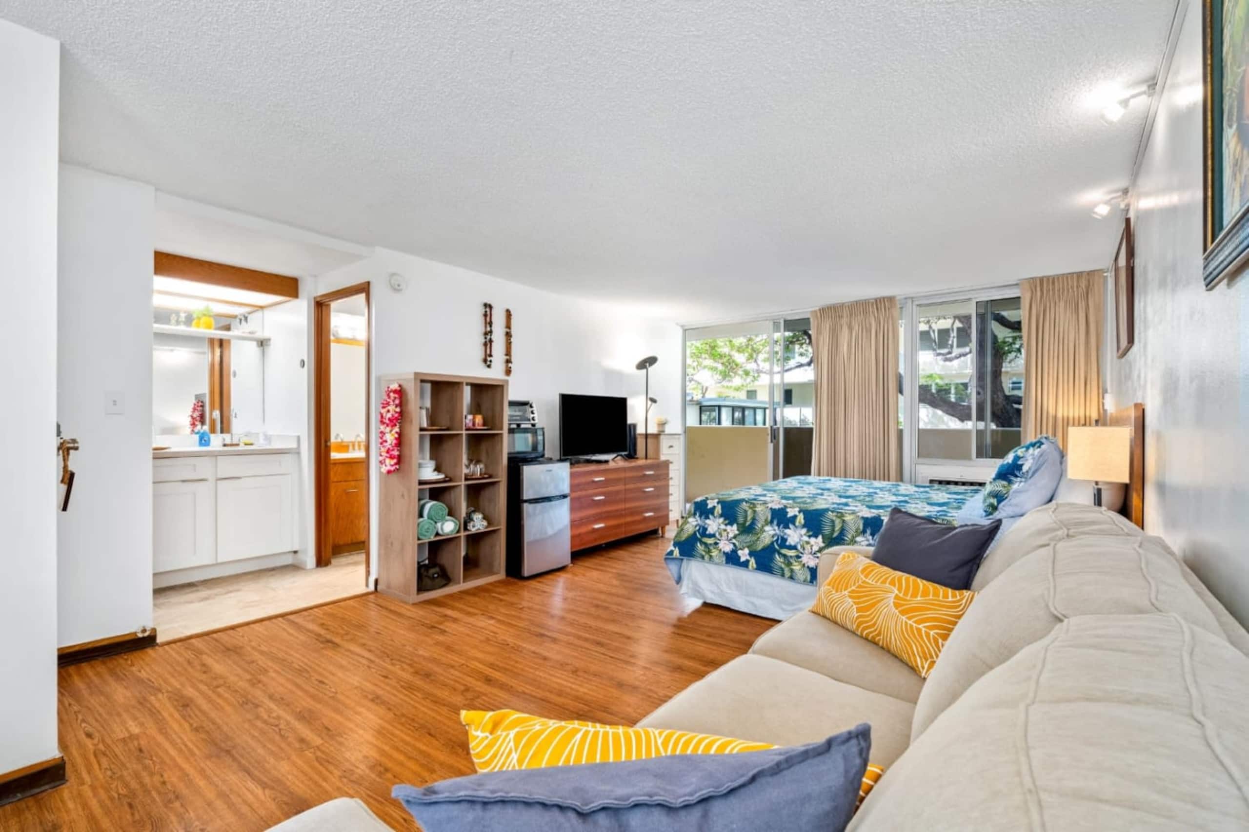 Condo in Honolulu · ★4.92 · 1 bedroom · 2 beds · 1 private bath - Image 5