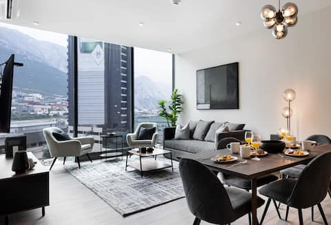 Modern Comfort: Pool, Gym & Mountain Views!