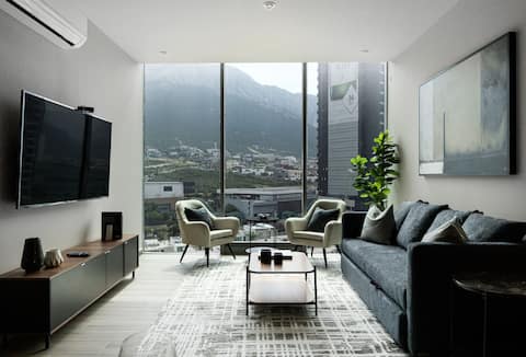 Modern Apartment, Mountain Views & Prime Location