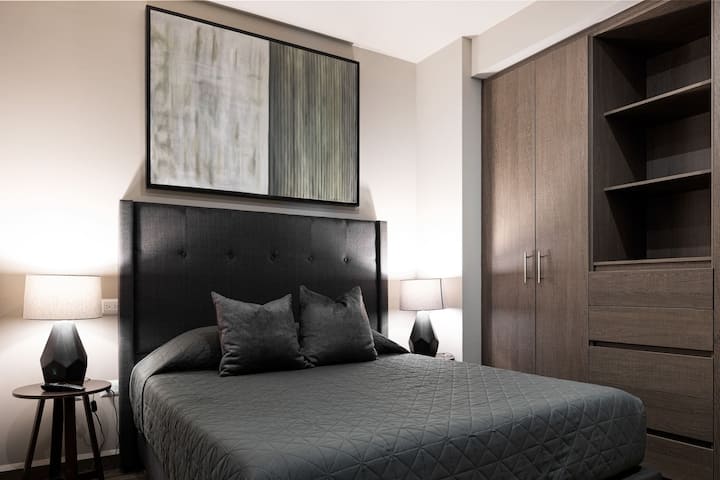 Dormitorio Queen #2, con Smart TV y baño completo justo afuera.