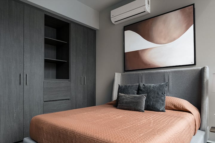 Dormitorio 1 con cama tamaño queen y amplio espacio en el armario.