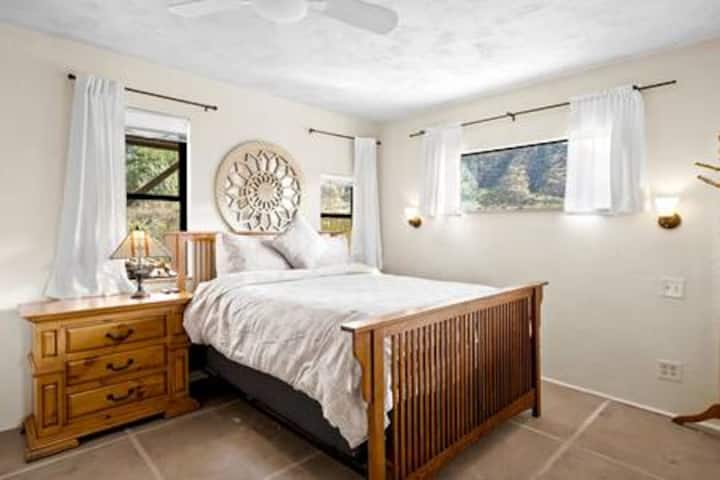 Chambre principale au rez-de-chaussée avec belle vue sur Mesa.  Queen Size.