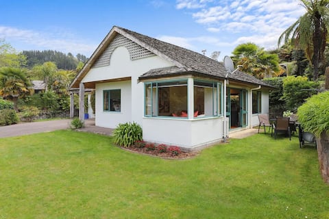Millar's Hideaway - Lake Views, Walk to Beach