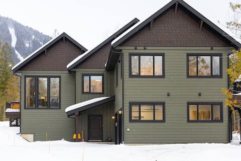 Gorgeous 6 Bedroom with 2 Hot Tubs