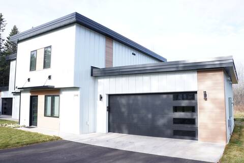 Hawk's Nest | 3 Bedroom Townhome | Nearby Shopping
