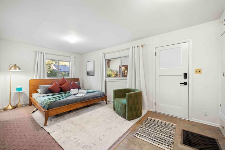 - ფართო საძინებელი ხის საწოლის ჩარჩოთი და რბილი თეთრეულით   - მოყვება მყუდრო შეზლონგი და დეკორის ელეგანტური აქცენტები   - კომფორტული Airbnb განმარტოება პირდაპირი გარე შესასვლელით  