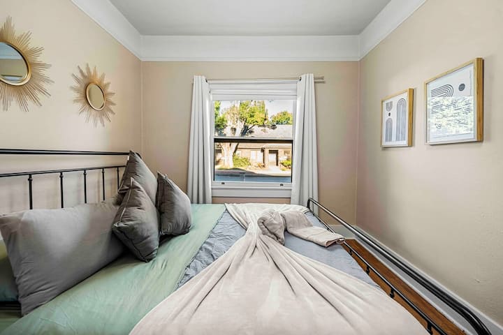 - მყუდრო საძინებელი კომფორტული საწოლითა და ახალი თეთრეულით   - დიდი ფანჯრიდან მზის სინათლე ქმნის თბილ სივრცეს   - Airbnb საცხოვრებელი განკუთვნილია მშვიდი ღამეებისა და დასვენებისთვის  