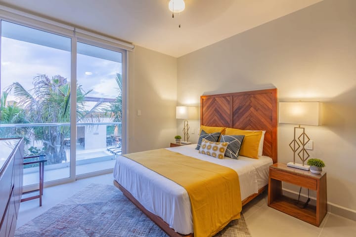 Ima bračni krevet, pristup balkonu i pogled na bazen