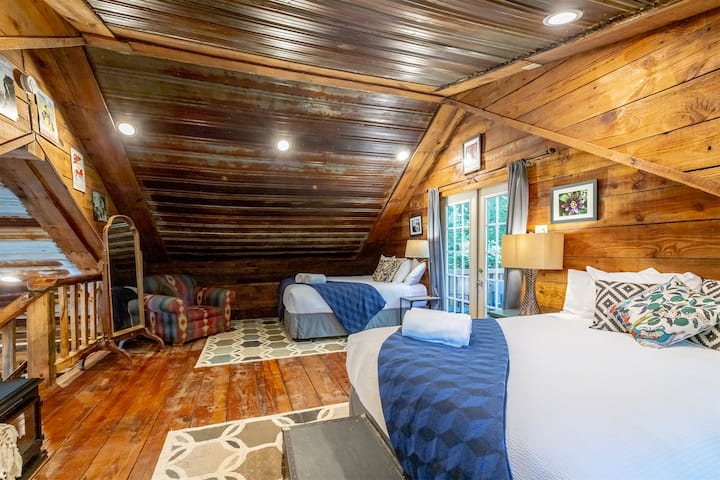 Cabin 1 - upstairs loft 2 queen beds