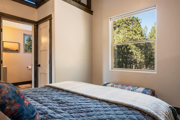 Shijo këtë dhomë gjumi të rehatshme "queen"