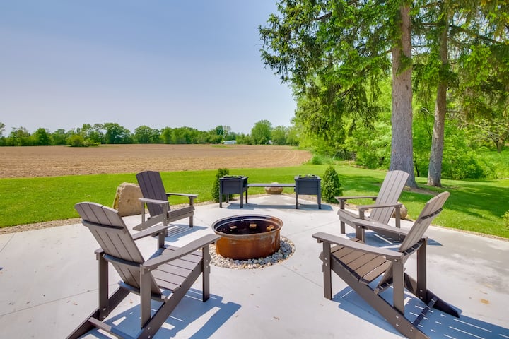 Spacious Massillon Log Cabin w/ Fire Pit!