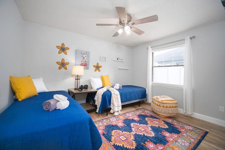 חדר שינה זוגי מקסים עם עיצוב תוסס, מושלם לילדים או לחברים שחולקים שהייה נעימה.