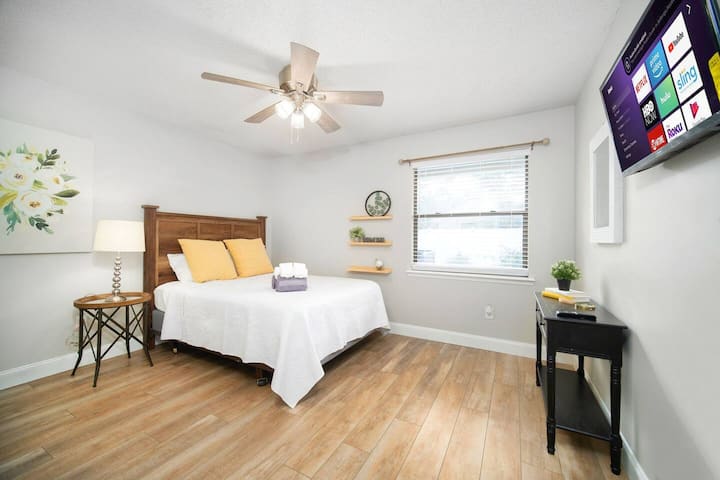 חדר שינה קווין שיק עם אור טבעי, עיצוב נעים וטלוויזיה בסטרימינג לנוחות אולטימטיבית.