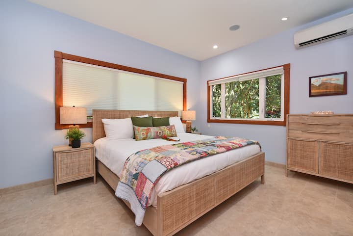 استرخ في جناح كينج هادئ يتميز بلمسات من الروطان والإضاءة الطبيعية.