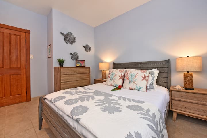 استمتع بالإقامة بالقرب من الشاطئ في غرفة مفروشة بشكل جميل مع لمسات ساحلية.