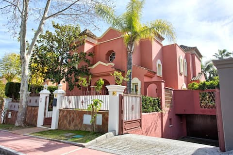 Anuncio de Airbnb popular: Villa Alzambra 3 - Puerto Banus - Up to 23 guests en Marbella