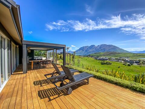Horoeka House | Stunning views and spa Pool