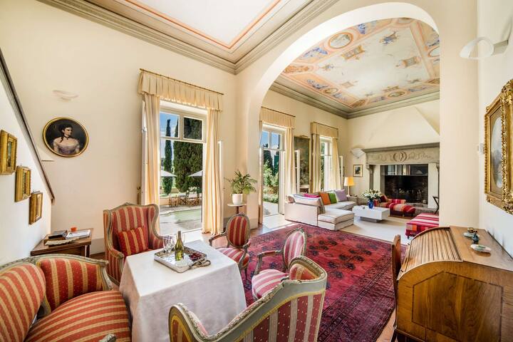 MAGNIFICENT 8BD VILLA W/ HEATED POOL,TOP LOCATION! gallery image 5