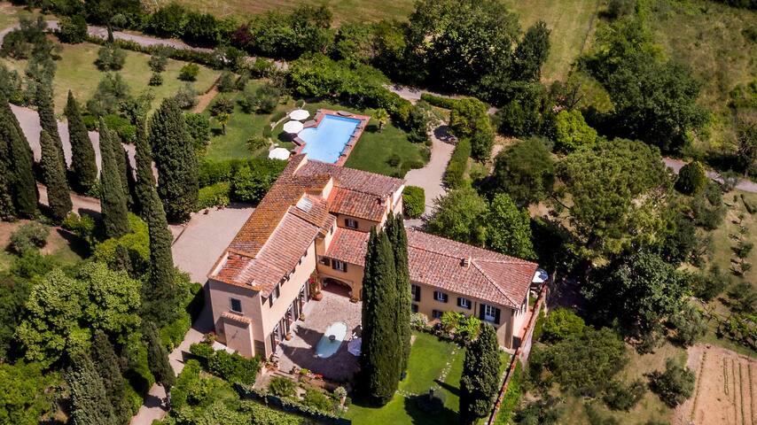 MAGNIFICENT 8BD VILLA W/ HEATED POOL,TOP LOCATION! gallery image 3