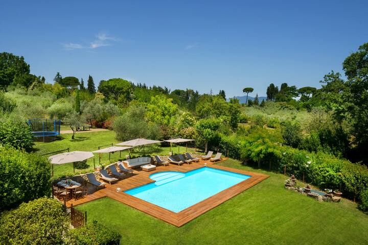 MAGNIFICENT 8BD VILLA W/ HEATED POOL,TOP LOCATION! gallery image 2