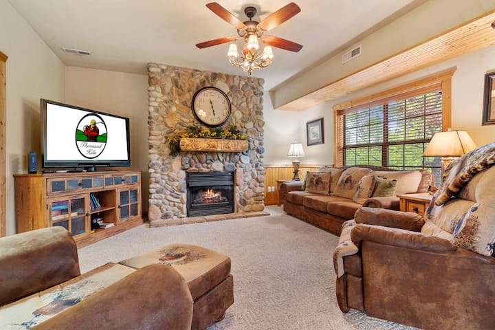 Black Bear Lodge: Lovely 2br+loft Cedar Cabin Near Shows/eateries/ticket & Golf Deals! - Branson, MO