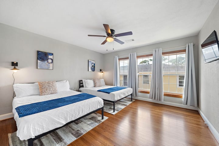 Chumba cha kulala chenye vitanda viwili vya ukubwa wa kifalme! Magodoro mazuri ya kumbukumbu ya povu. 