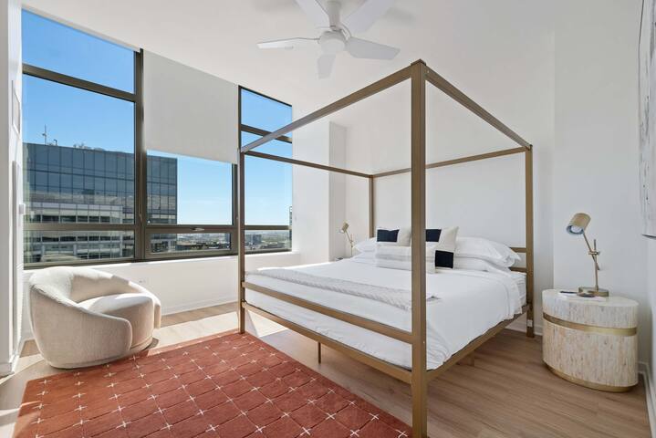 Sky-High 3BR Penthouse in West Loop gallery image 3