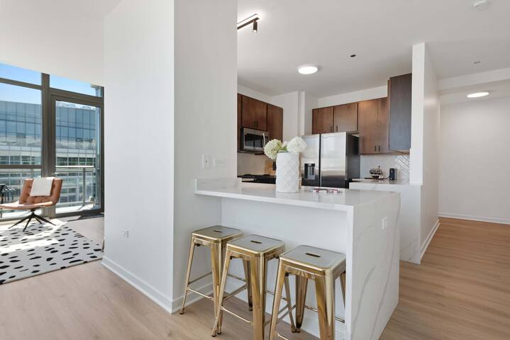 Sky-High 3BR Penthouse in West Loop gallery image 2
