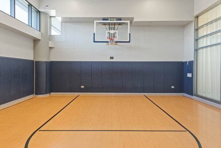 Sky-High 3BR Penthouse in West Loop gallery image 5