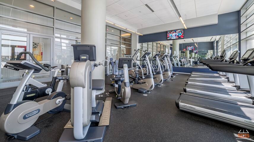 West Loop 2BR with Skyline Views + Prime Location gallery image 4