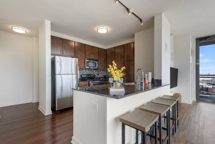 West Loop 2BR with Skyline Views + Prime Location gallery image 2