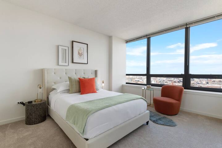 West Loop 2BR with Skyline Views + Prime Location gallery image 3