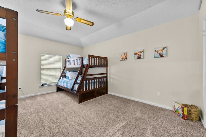 Ორსართულიან ნომერში არის ორადგილიანი სრული ორსართულიანი საწოლი და ორადგილიანი საწოლები, რომ ბევრი ადგილი იოცნებოთ