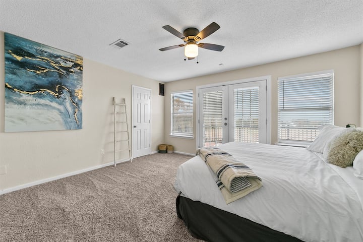 Დილა რბილად დაგხვდებათ ტეხასის მზის ამოსვლის აივნის ოთახში.