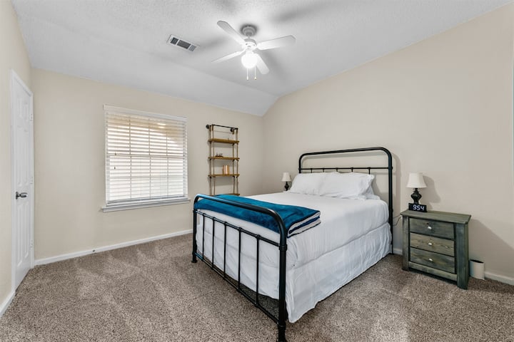 Deep Ellum Rhythms ‑ ის ოთახში არის ორადგილიანი საწოლი და მშვიდი კომფორტი