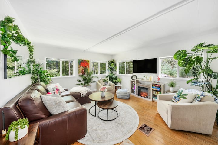 Sala de estar de la cabaña del jardín con sofá cama tamaño queen
