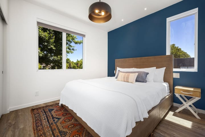 ห้องนอนที่สามมีเตียงคิงไซส์พร้อมที่นอนคุณภาพสูง