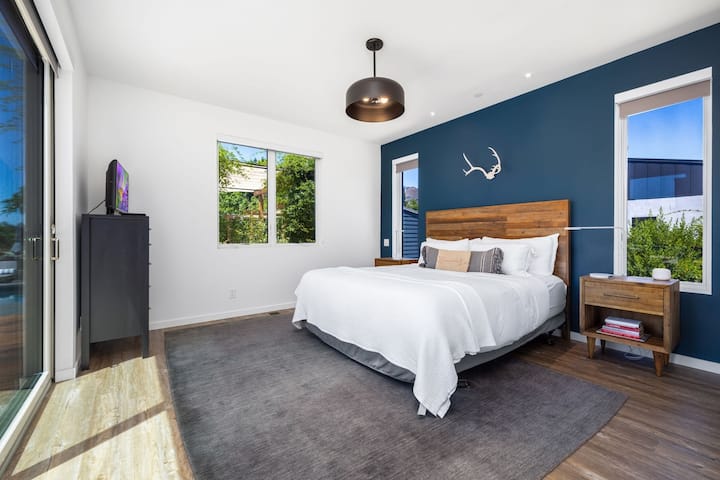 ห้องนอนใหญ่กว้างขวางมีทางเข้าลานกลางแจ้งหลักได้โดยตรง