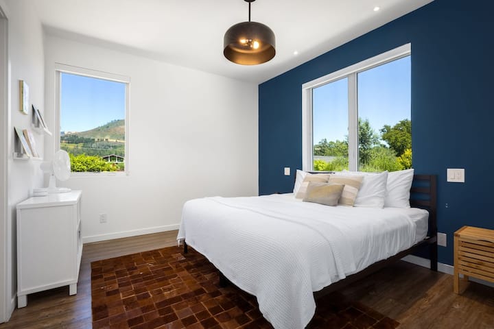 ห้องนอนที่ 2 มีเตียงคิงไซส์ที่สามารถกำหนดค่าเป็นเตียงแฝด 2 เตียงได้ตามต้องการตู้เสื้อผ้าแบบวอล์กอินและห้องน้ำในตัว