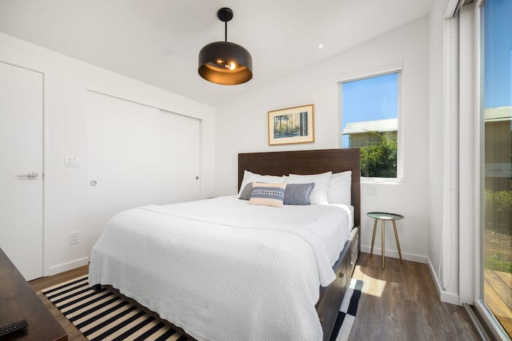 ห้องนอนที่ 4 มีเตียงคิงไซส์เมมโมรี่โฟมห้องน้ำในตัวและดาดฟ้าส่วนตัว