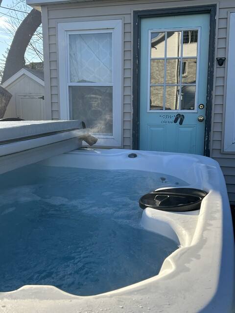 LakeView Getaway: Lake views & hot tub!