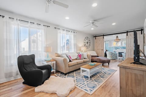 LakeView Getaway: Lake views & hot tub!