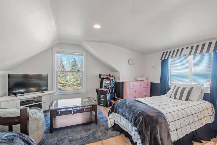 Chambre à l'étage (table de jeux d'arcade et de babyfoot !)