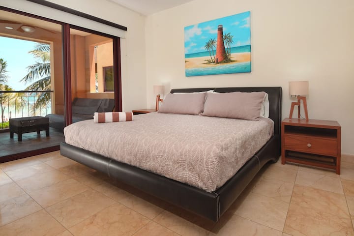 Dormitorio principal: duerme tranquilamente todas las noches en lujosas sábanas y un colchón suave.